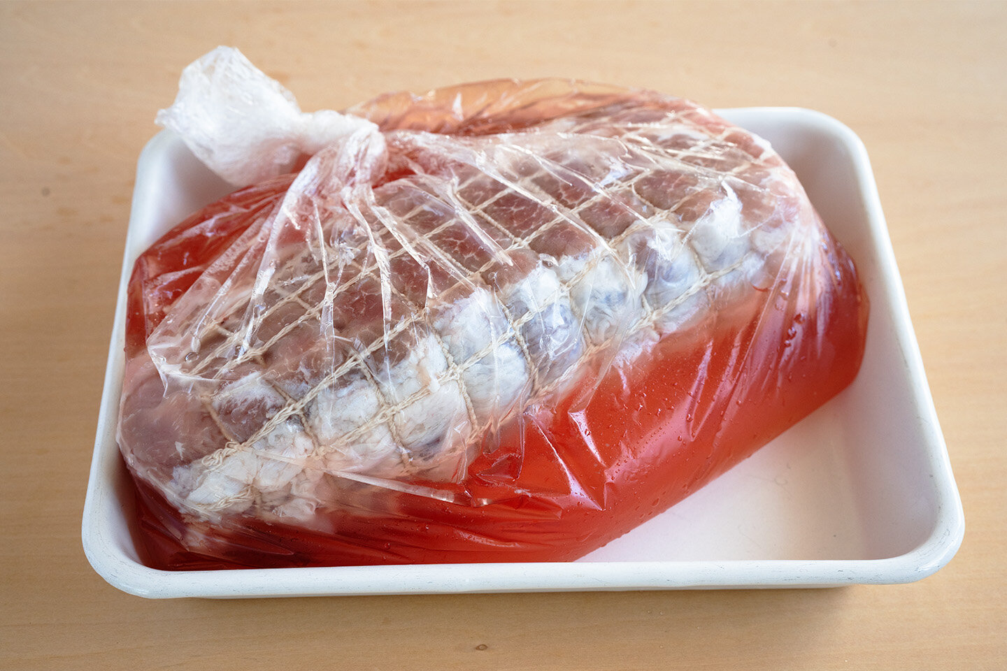ポリ袋にAを入れて混ぜ、豚肉を入れて袋の上からかるくもみ、口を閉じて冷蔵庫で2〜3日おく。