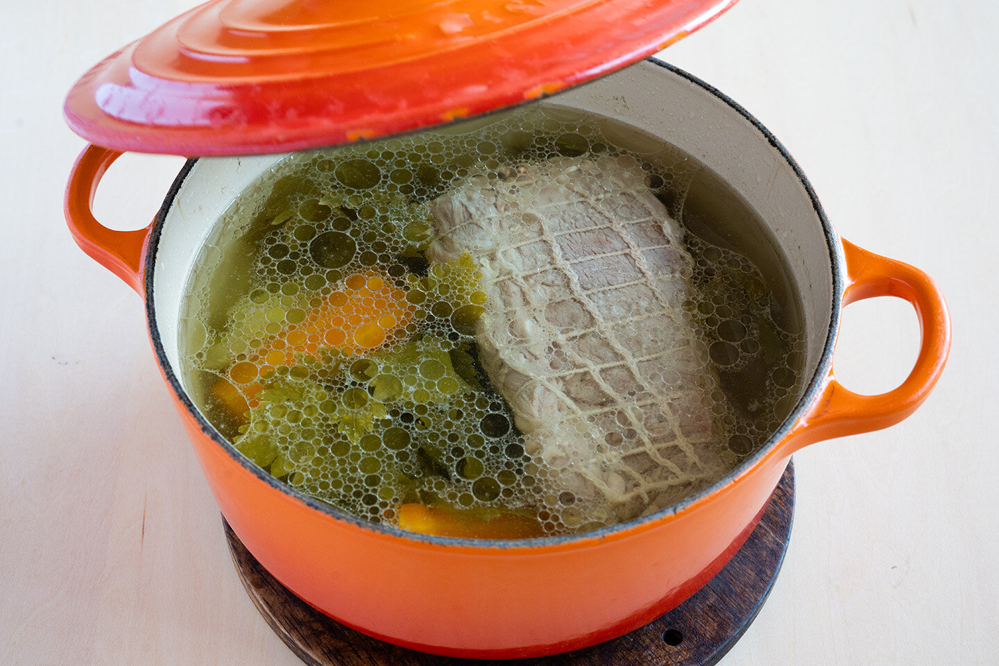 火を止めたら、鍋のまま冷ます。冷ます間につけ合わせを作る。キャベツは細切りにし、ポリ袋に入れてBを加え、袋の上からもみ込む。そのまま10分ほどおき、酢を加える。豚肉を取り出し、網を外して食べやすい大きさに切って器に盛る。キャベツの汁けを絞って添える。