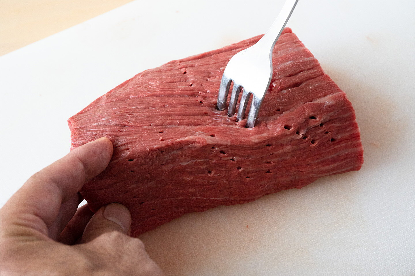 牛肉は冷蔵庫から出して常温に戻し、フォークで10〜15か所刺す。