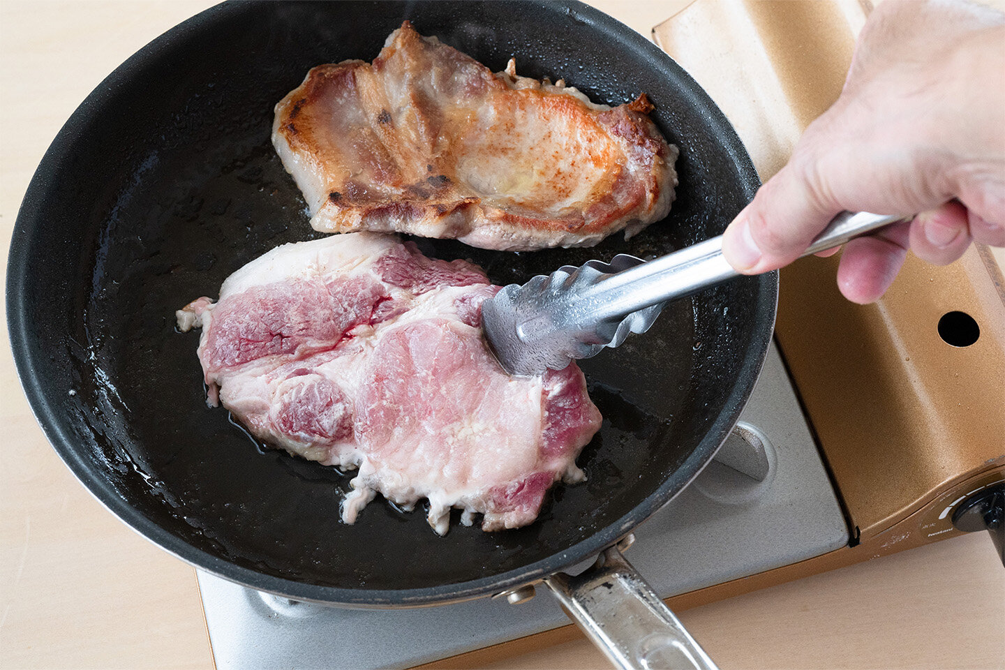 冷たいフライパンにオリーブ油を入れ、豚肉を並べる。中火にかけ、5分ほど焼いたら上下を返し、さらに3分焼く。器に取り出して、5分ほど休ませる。