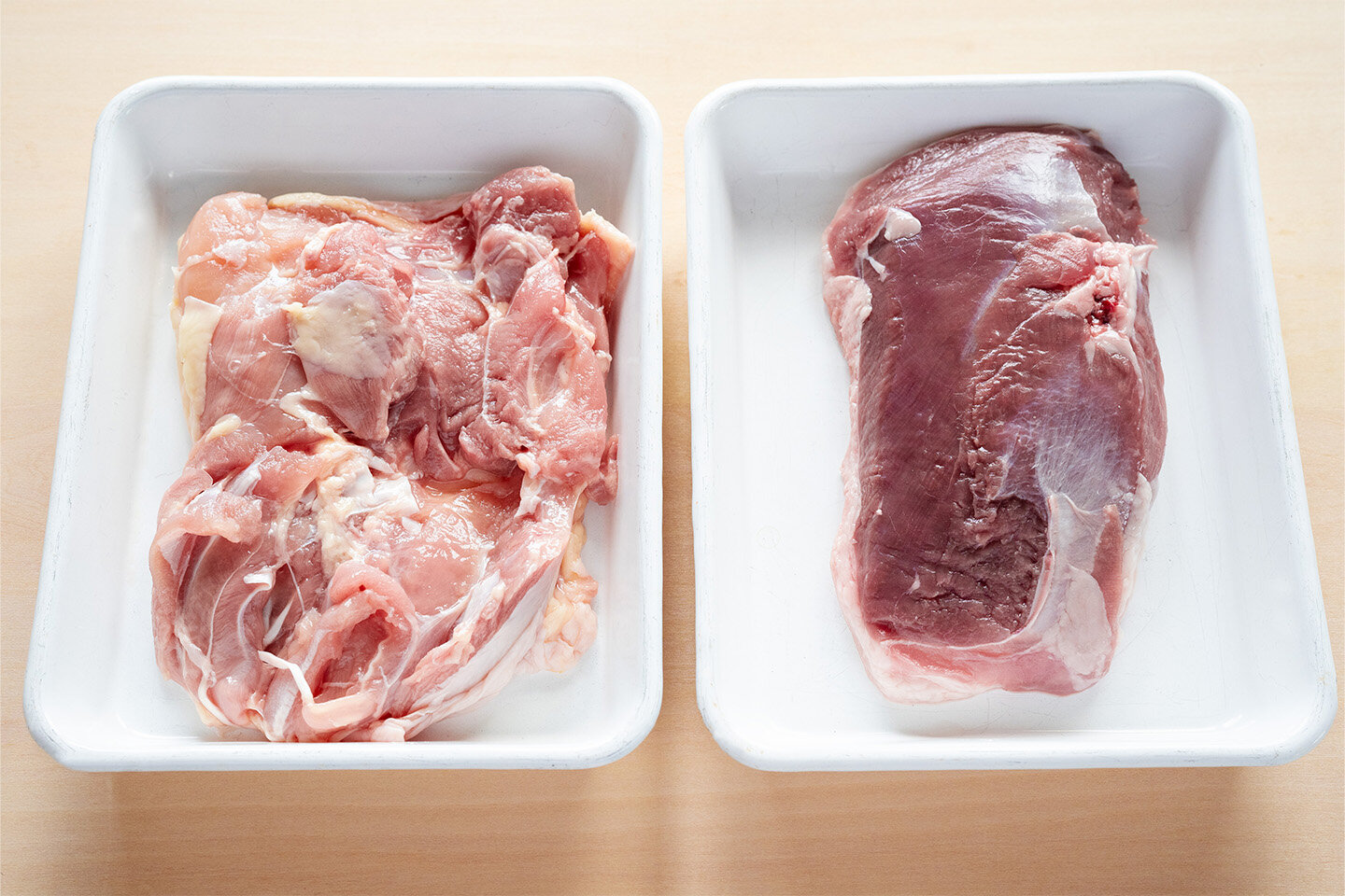 豚肉のかわりに、鶏もも肉や鴨むね肉で作るのもおすすめです。どちらの肉も300gくらいが目安。豚肉と同じように塩をまぶして中火で5分ほど焼き、上下を返して3〜4分、火が通るまで焼きます。
