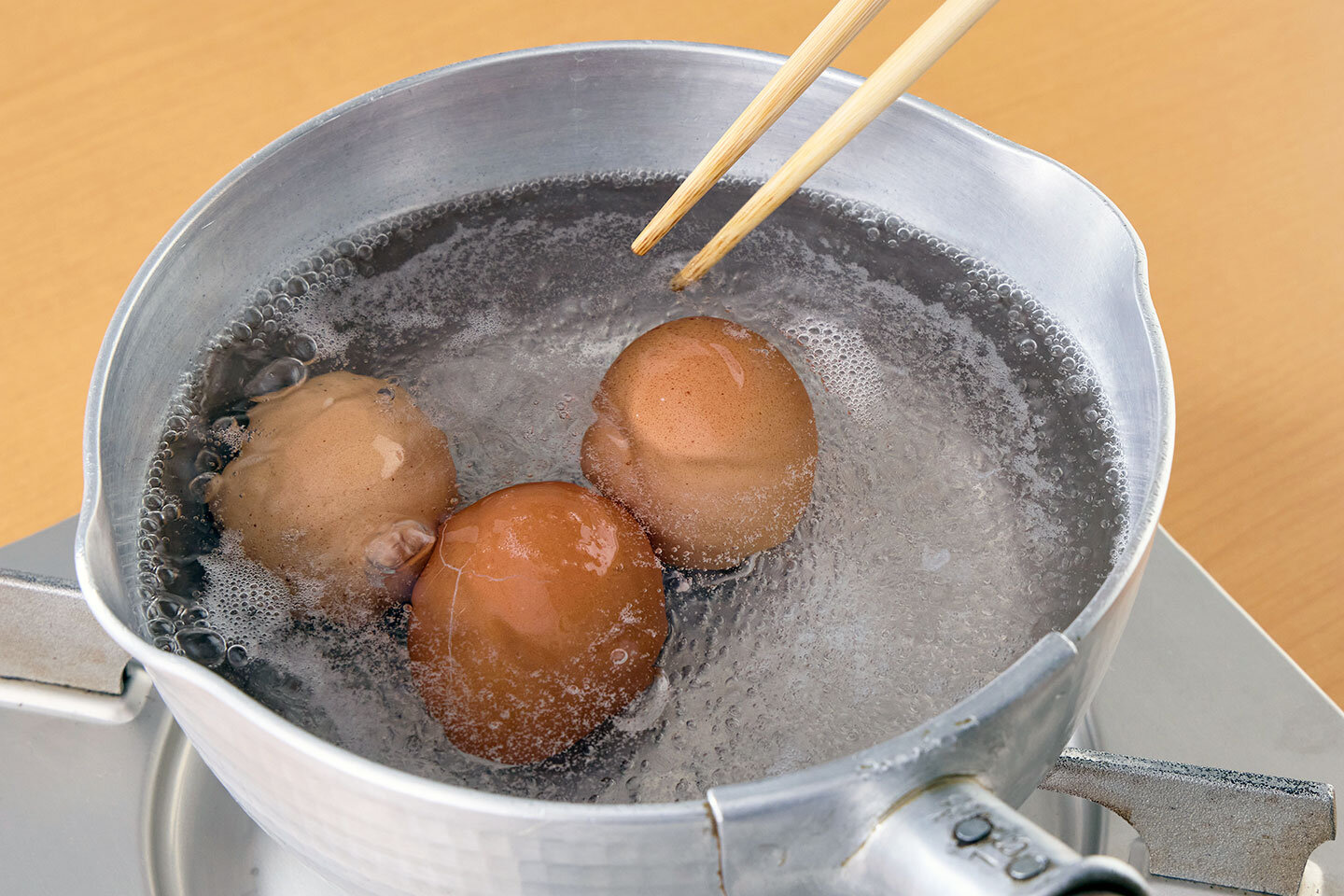 ゆで卵を作る。鍋に湯を沸かし、卵を入れる。再び煮立ったら弱火にし、7分ゆでる。水にとって冷まし、殻をむいて水けを拭く。豆苗は根元を切り、長さを半分に切る。