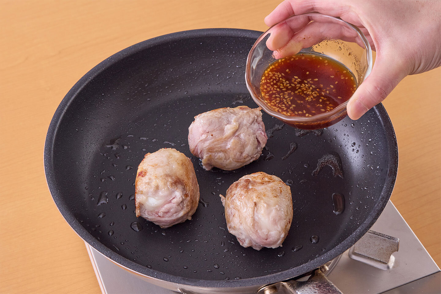 フライパンにサラダ油を中火で熱し、2の肉の巻き終わりを下にして並べ、ふたをする。時々ふたを外して転がし、全体がこんがりするまで5〜6分蒸し焼きにする。肉から出た余分な脂をペーパータオルで拭き、Aを加えて、照りが出るまでからめる。器に豆苗を盛り、卵を半分に切ってのせ、フライパンに残った調味料をかける。