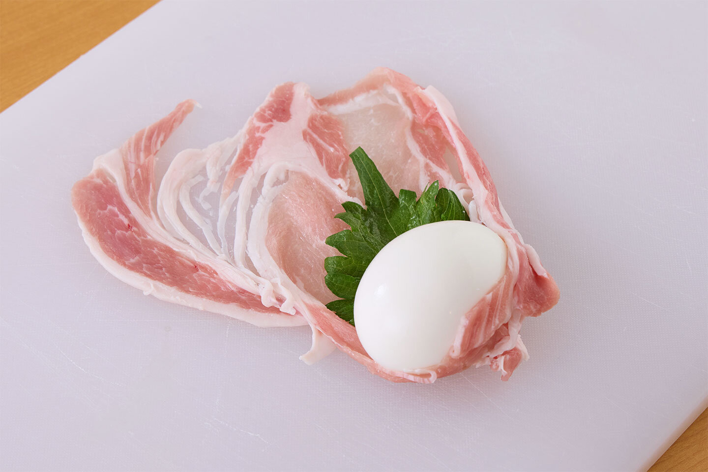 味に変化をつけたかったら、肉と一緒に青じそを巻くのがおすすめです。ゆで卵を巻く際に、肉の上に青じそ1枚をのせ、その上にゆで卵をのせて巻きます。青じその香りが甘辛いたれの味とよく合います。