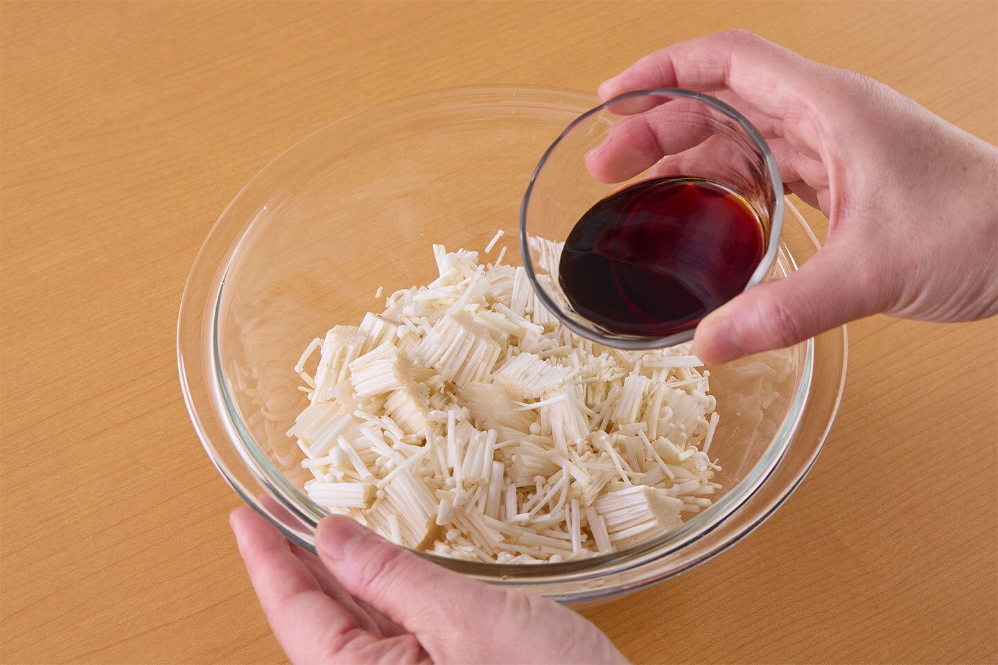 えのきだけは、かさの方から長さ1㎝に切り、根元は最後に切り落とす（こうするとバラバラにならず細かく切りやすい）。ほぐさずに耐熱のボウルに入れ、しょうゆ、みりんを混ぜて加える。全体を混ぜ、ラップをふんわりとかけて電子レンジ（600W）で3分加熱する。<br>※冷めたら清潔な保存容器に入れ、冷蔵で4〜5日ほど保存できる。<br><br>水けを絞った大根おろし適量（分量外）とともに器に盛り、なめたけをかける。