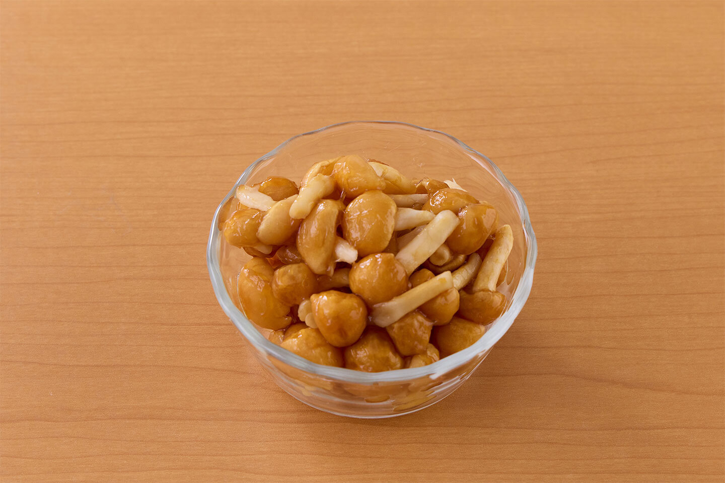 なめこを加えると、さらにうまみが増しておいしくなります。<br>その場合は、耐熱ボールに、えのきだけ200gとともになめこ100gを入れ、電子レンジにかけ、しょうゆ・みりん各大さじ2を混ぜて、電子レンジで4分加熱してください。