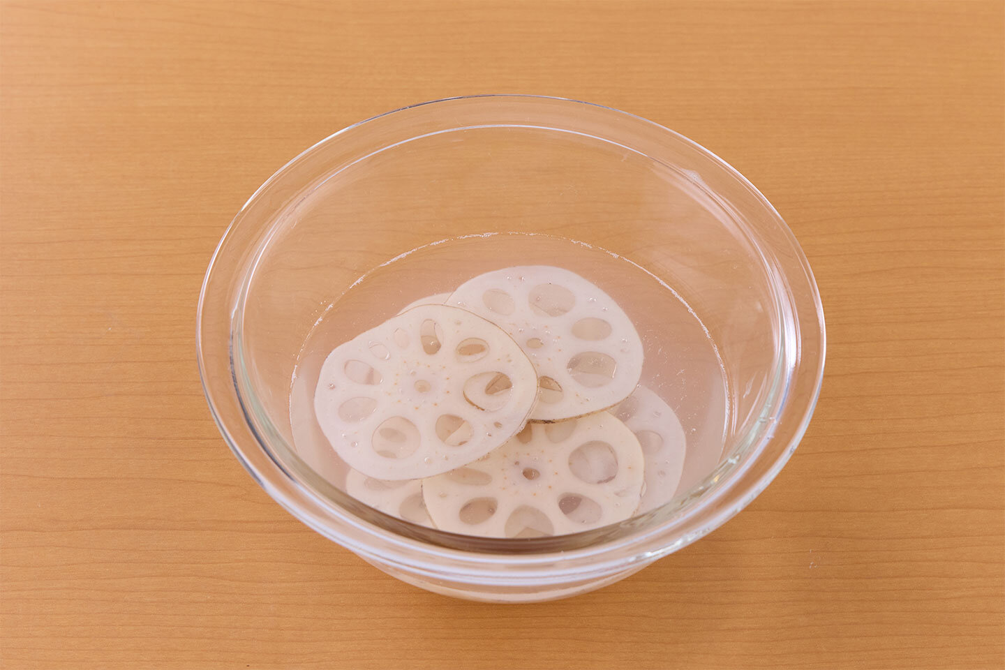 れんこんはよく洗い、皮付きのまま薄い輪切りにする。