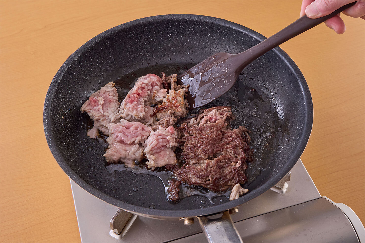 フライパンにサラダ油を広げる。豚ひき肉と牛ひき肉を混ぜ合わせ、広げて入れる。強火にかけ、3〜4分そのまま焼く。おおまかに割りながらひっくり返し、さらに2分ほど焼く。玉ねぎを加えて2分ほどざっくりと炒め合わせる。