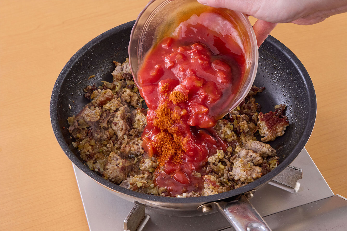 中火にしてにんにく、カレー粉を加えて炒め合わせ、Ａを加える。時々混ぜながら、汁けがほとんどなくなるまで5分ほど炒め煮にする。ひき肉は適当にくずす（細かくしなくてよい）。