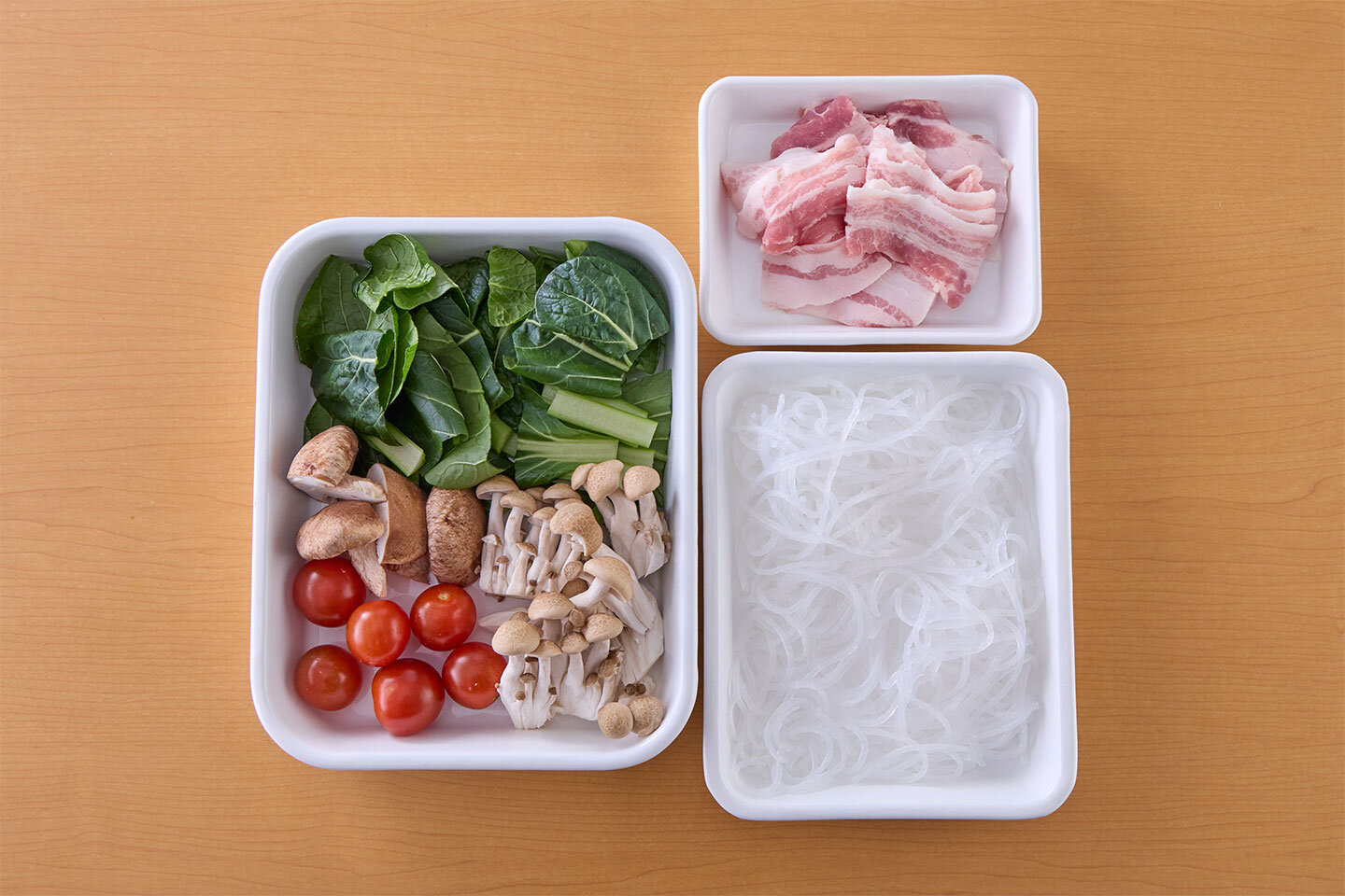 春雨は湯で戻し、水気をしっかりきる。豚肉は長さ4㎝に切り、酒をふってもみ込む。小松菜は長さ4㎝に切る。しめじは小房に分け、生しいたけは石づきを取って縦半分に切る。ミニトマトはへたを取る。