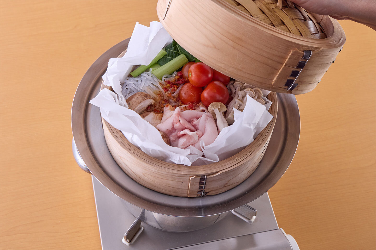 湯を沸かした鍋にせいろをのせ（鍋のサイズによっては蒸し板を使用）、強めの中火で15分蒸す。途中で様子を見て（ふたを開ける際、蒸気がかなり熱いので注意して）、豚肉は軽く混ぜ、火がきちんと通るようにする。