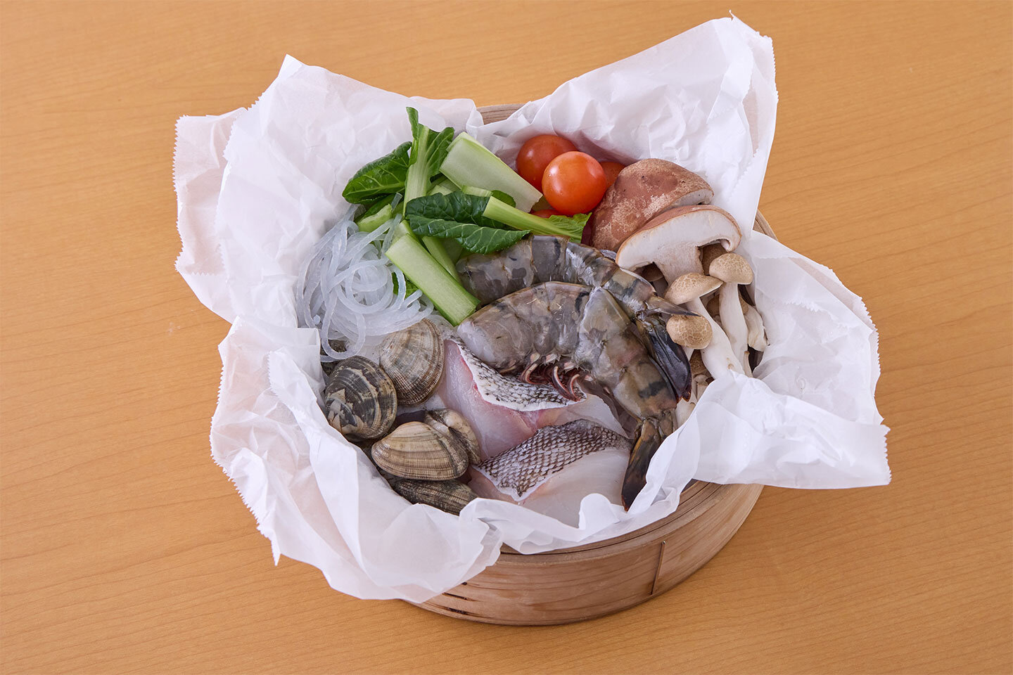 豚肉の代わりに魚介で作るのもおすすめです。例えば、あさり（砂抜きしたもの）60g、たらの切り身1切れ、殻付きえび（無頭）2〜4尾はいかがでしょうか。たらは食べやすく切り、えびは背に切り込みを入れてからせいろに入れます。殻付きえびは、風味とうまみが出ておいしくなります。蒸し時間は豚肉同様15分くらい。火の通り加減をみて、蒸し時間は調整してください。