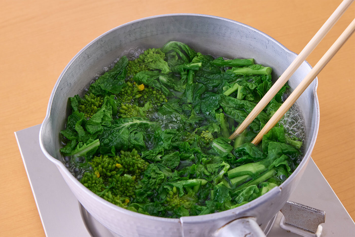 菜の花を長さ３センチに切る。鍋に湯を沸かし、菜の花をいれて2分ほどゆでる。水にさらし、水気を絞る。しば漬けは細かく刻む。