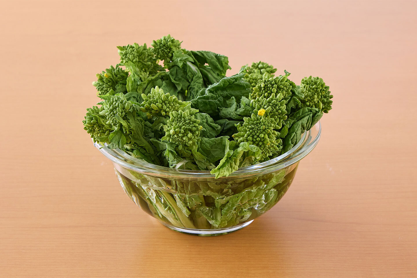 菜の花は、調理前にしばらく水につけておくと、水を吸って茎がシャキッとし、葉も広がってきます。こうして水揚げをするとボリューム感が増し、味もよりおいしく仕上がるので、おすすめです。