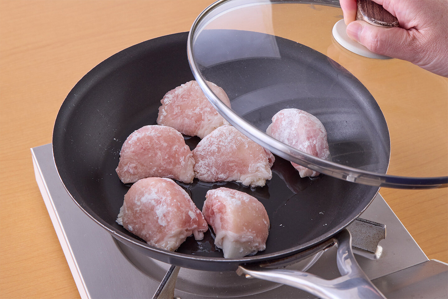 フライパンにサラダ油をひき、1の肉の巻き終わりを下にして並べる。ふたをして中火にかけ、4分蒸し焼きにする。肉の面を変え、再びふたをして2分蒸し焼きにする。さらに残りの面を下にして、ふたをして2分蒸し焼きにする。