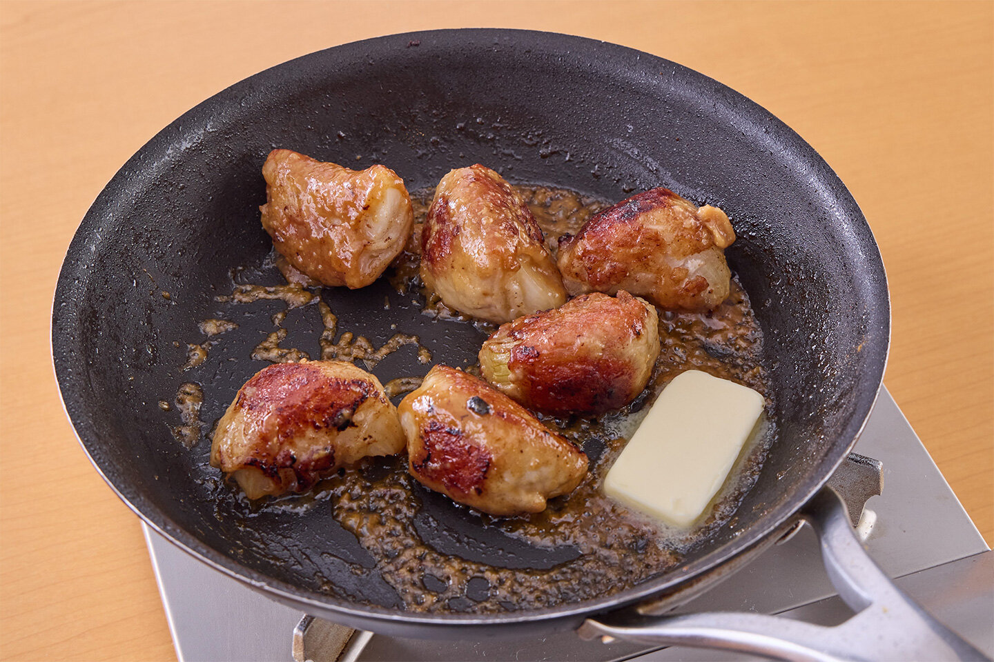 フライパンの余分な脂をペーパータオルで拭き、Aを加えてからませる。とろみがついてきたらバターを加えてからめる。器に盛り、水菜を添える。