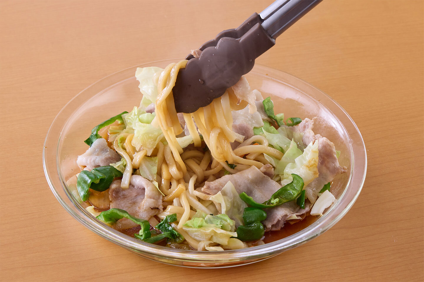 ラップをかけずに電子レンジ（600W）で7分加熱し、全体を混ぜ合わせる。器に盛り、削り節をかけて紅しょうがを添える。