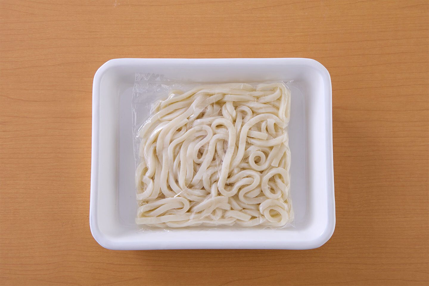 ゆでうどんでも同じように作れます。耐熱皿の中央にのせ、同様に野菜と調味料をかけて、電子レンジで7分加熱してください。