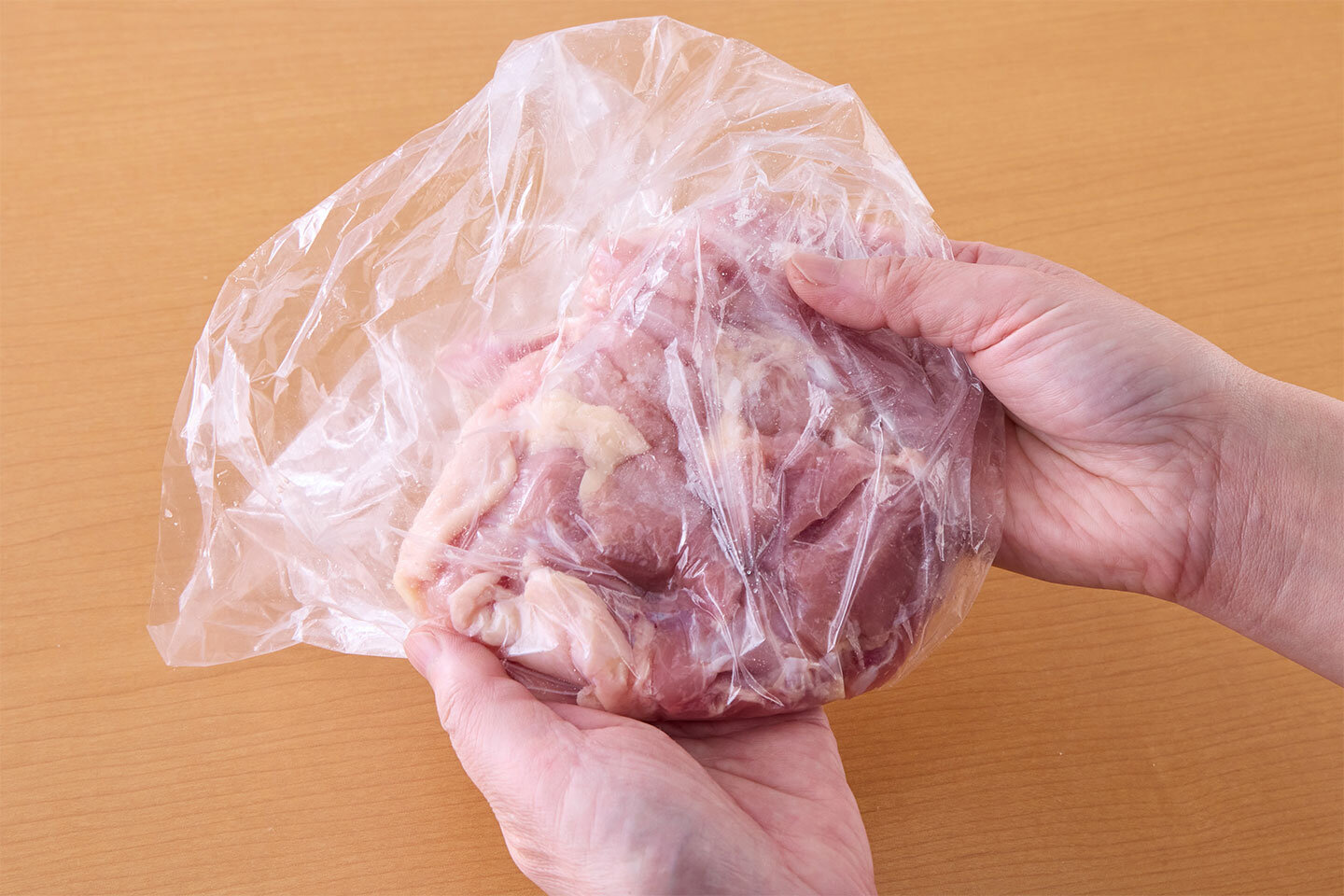 ポリ袋に鶏肉と塩小さじ1/2を入れ、袋の外側からよくもむ。じゃがいもは皮をむき、大きめの一口大に切って水に１０分ほどさらす。玉ねぎは粗いみじん切りにする。にんにくは皮をむき、包丁の腹や木べらなどでつぶす。