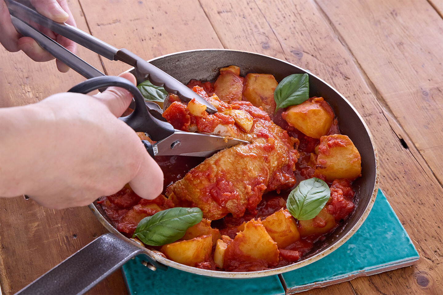 鶏肉は、大きいまま焼くことで焼き縮みしにくくなり、ジューシーな仕上がりに。キッチンバサミを使えば、フライパンの中で鶏肉を切れます。