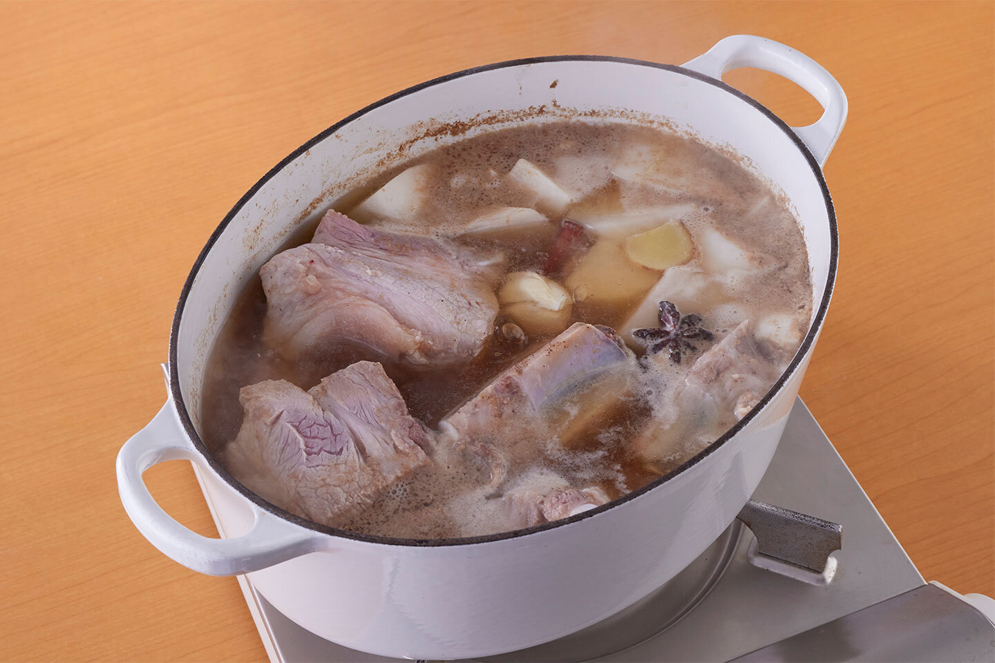 鍋にＡと１を入れて中火にかける。煮立ったら一度強火にしてアクを取り除く。弱火にして、ふたを少しずらしてのせ、1時間煮る。