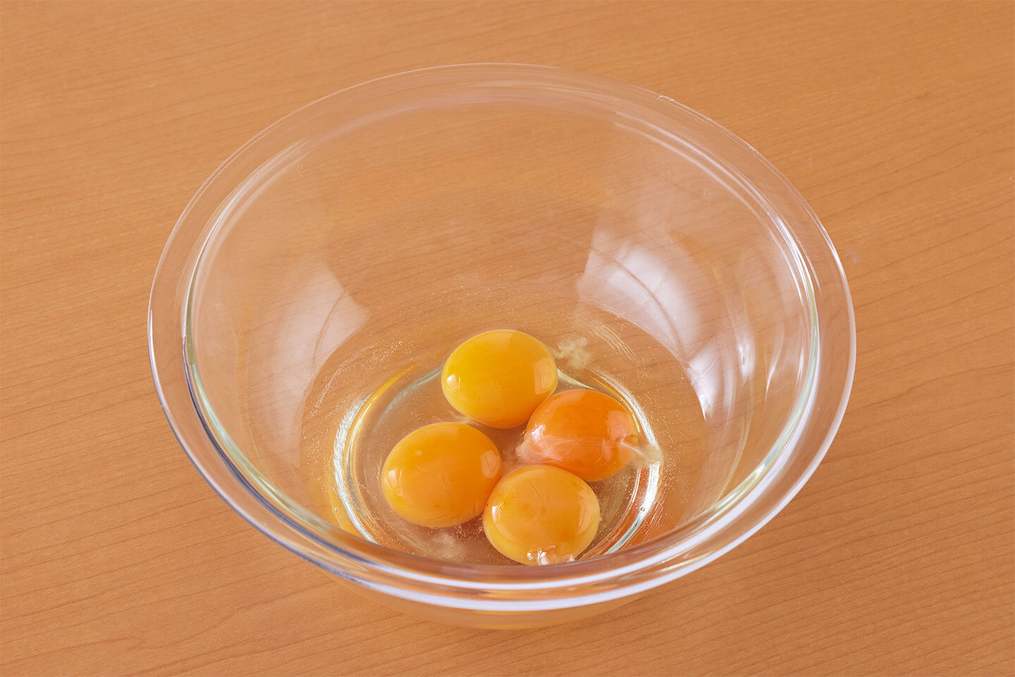 よりリッチな味わいに仕上げたい場合は、卵黄4個で作ってください。2個の場合は全卵で白身も使いますが、白身が多いとソースがゆるくなってしまうので、4個にする時は卵黄のみにするのがおすすめです。