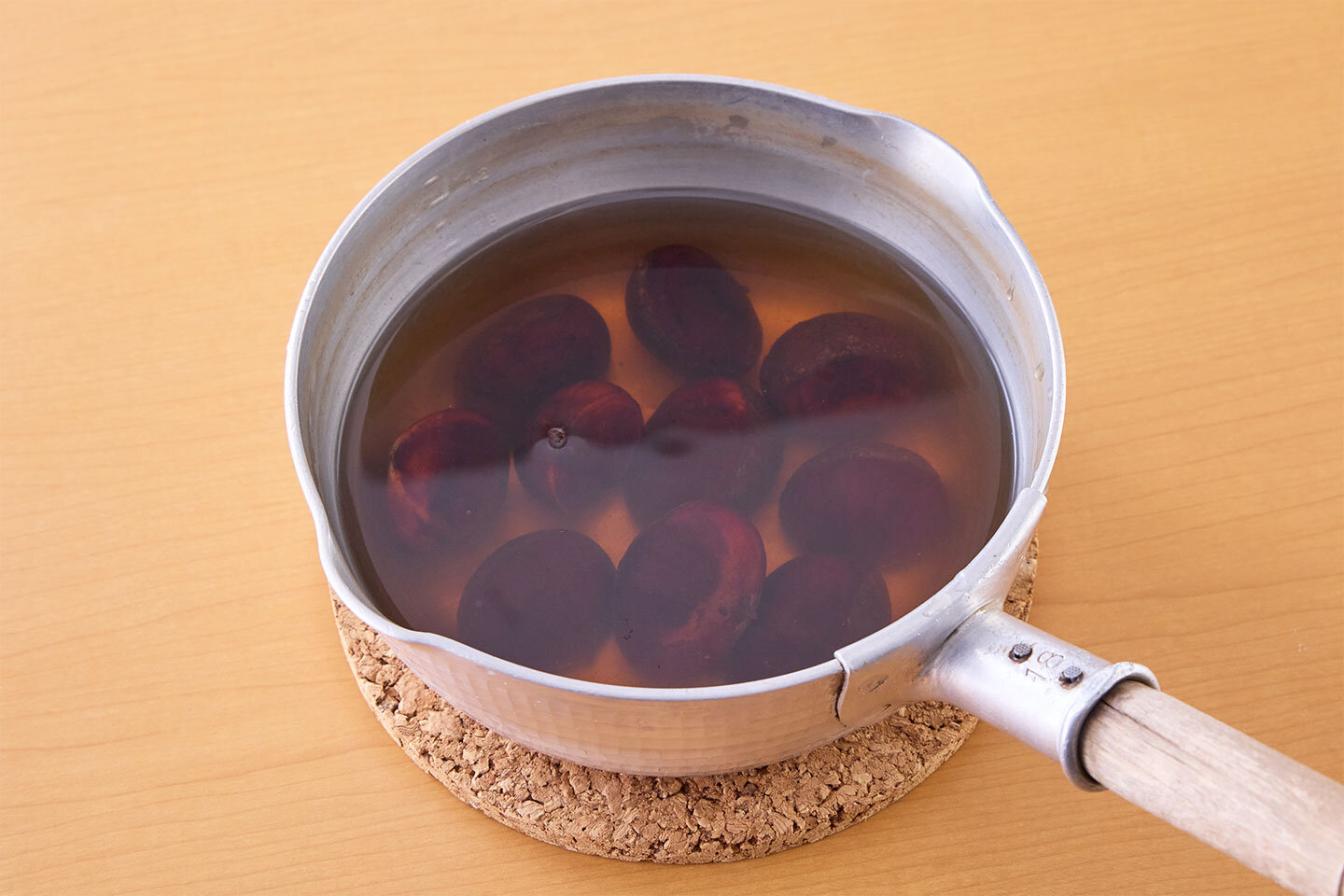 栗を鍋に入れる。水がたっぷりかぶるくらいの水を加えて、中火にかける。沸騰したら弱めの中火にし、30〜40分ゆでる。そのまま、冷めるまでおく。