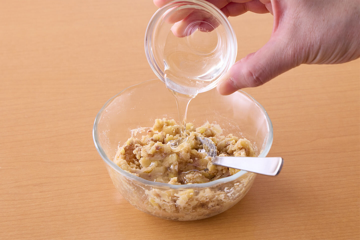 フォークなどで粗くつぶし、はちみつを加えて混ぜ合わせる。バゲットを薄切りにし、はちみつ入りの栗を適量のせ、ゴルゴンゾーラチーズを適量のせる。