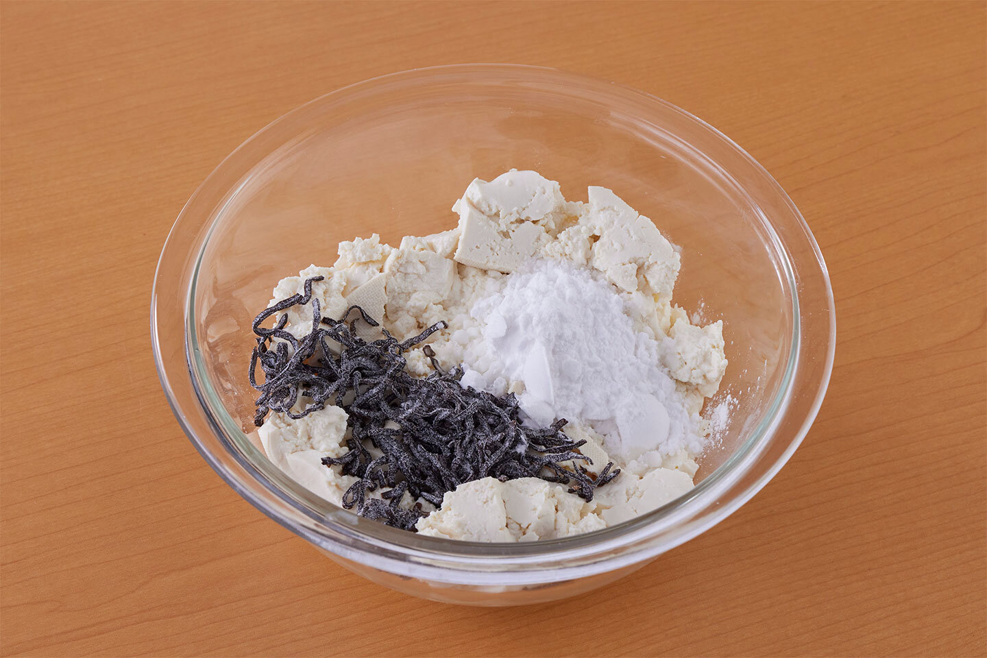 豆腐はキッチンペーパーで包んで水けをきり、粗くくずしてボウルに入れる。片栗粉、塩昆布を加えて混ぜ合わせる。6等分にして丸め、少し平らにする。