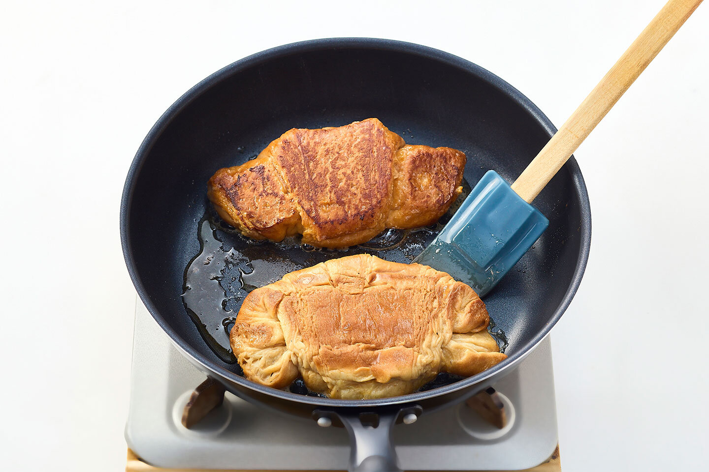 フライパンにバターを溶かして、1のパンを水気を切って両面香ばしく焼く。