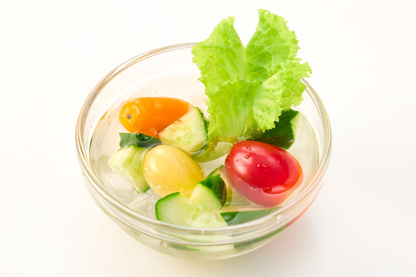 きゅうり、ミニトマト、サラダ(お好みの野菜でOK)をカットして水につけてシャキシャキにす る。