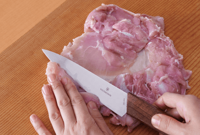 鶏肉は皮を下にしておき、肉の厚い部分に包丁で切り込みを入れて開き、均一な厚さにする（厚さ1センチくらいを目安に）。全体に塩をまぶしてなじませる。
