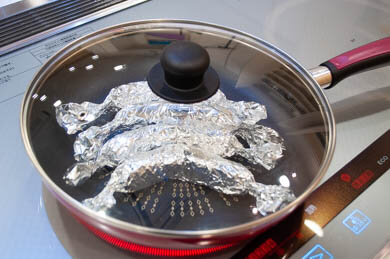 フライパンに②を入れ、ふたをして中火で6分蒸し焼きにします。