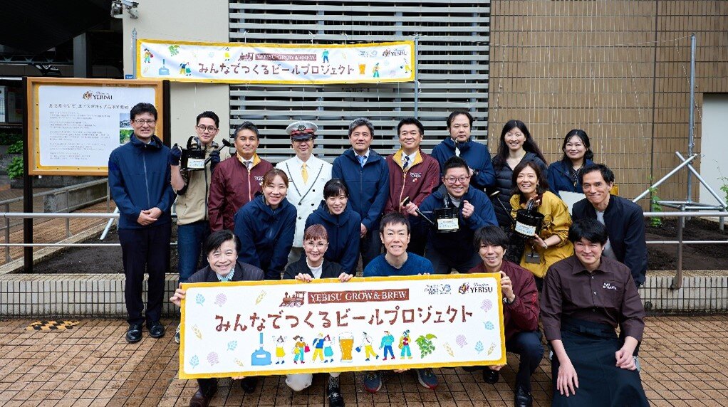 4月24日に実施した、JR恵比寿駅東口改札外2階でのホップ栽培体験の様子