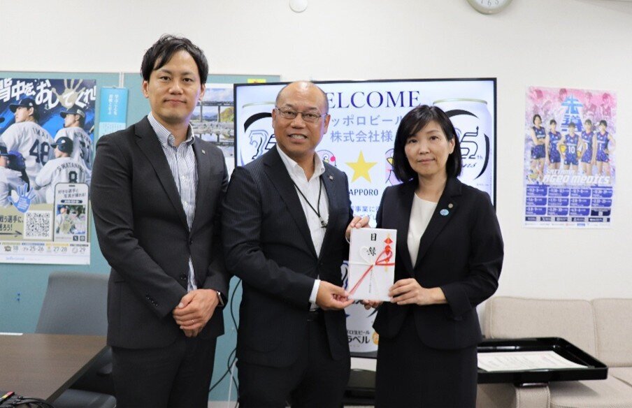 左:サッポロビール(株) 首都圏流通本部 第5営業部 部長 時松 拓也 中央:サッポロビール(株) 首都圏流通本部 副本部長 北岡 俊夫 右:埼玉県 県民生活部長 横内 ゆり様