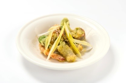 グアンチャーレを巻いた山菜と海老の フリット グレモラータ風味 600円(税別)