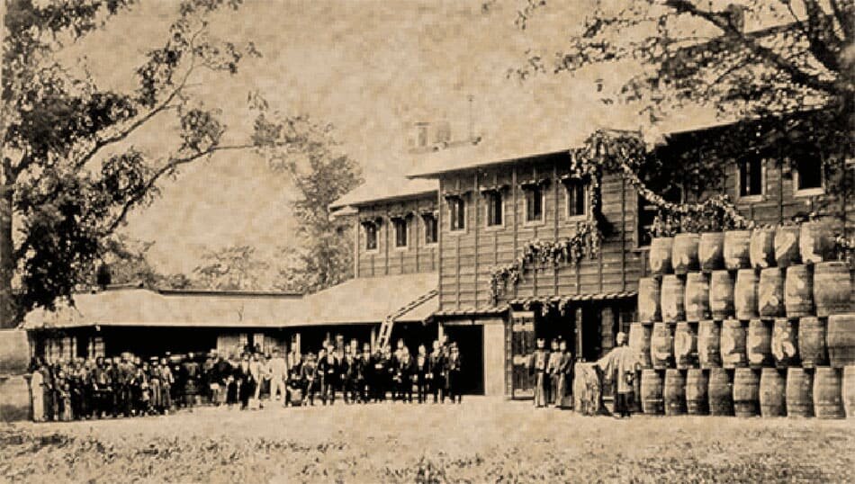 開拓使麦酒醸造所の開業式での記念写真（出典：北海道大学所蔵）