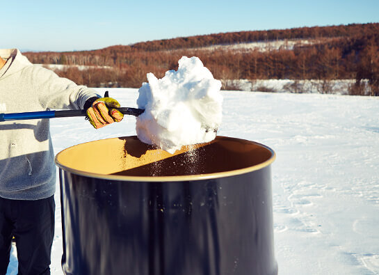 ドラム缶の目的は雪から炊き出す五右衛門風呂！
