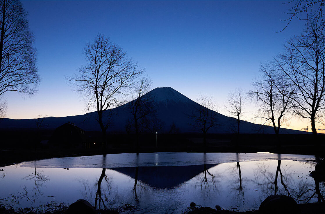 富士の麓の大草原に降り立ったスタッフたちは、そのあまりに美しい朝焼けの景色に息を呑んだ。