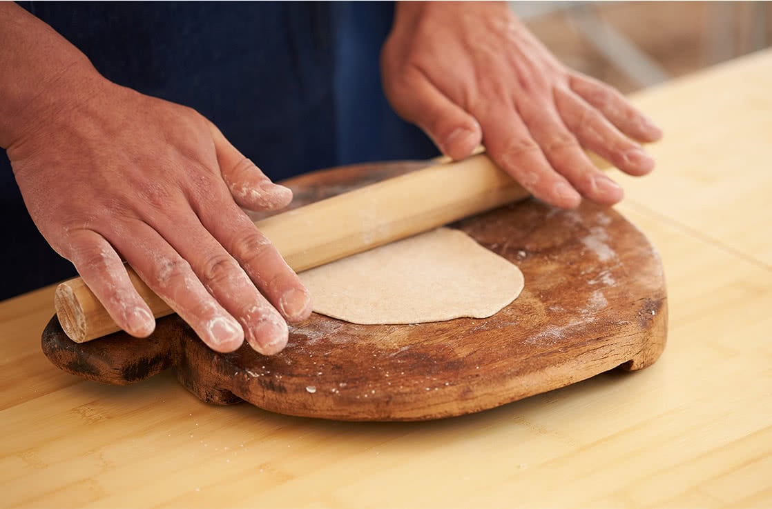 現地の家庭で多く食べられるのが、全粒粉の生地を鉄板で焼いたチャパティというもの。