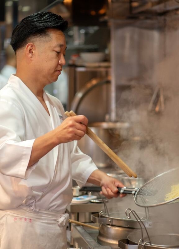 調理に取り組む飯田将太氏