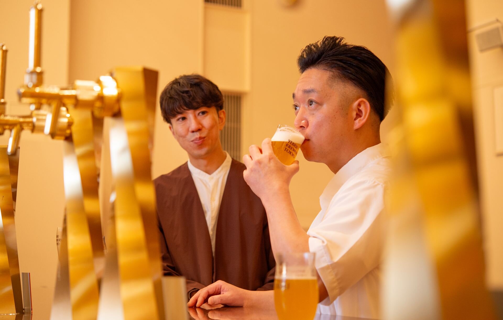 ビールの味わいを確かめる有友と飯田氏