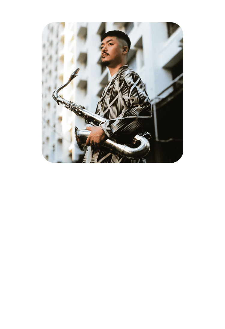 profile 馬場 智章（Tomoaki Baba）／バークリー音楽大学卒業後はニューヨークを拠点に活動。映画『BLUE GIANT』（音楽：上原ひろみ）にて、主人公・宮本大のサックス演奏を担当。2024年メジャーデビューアルバムとなる『ELECTRIC RIDER』をリリース。